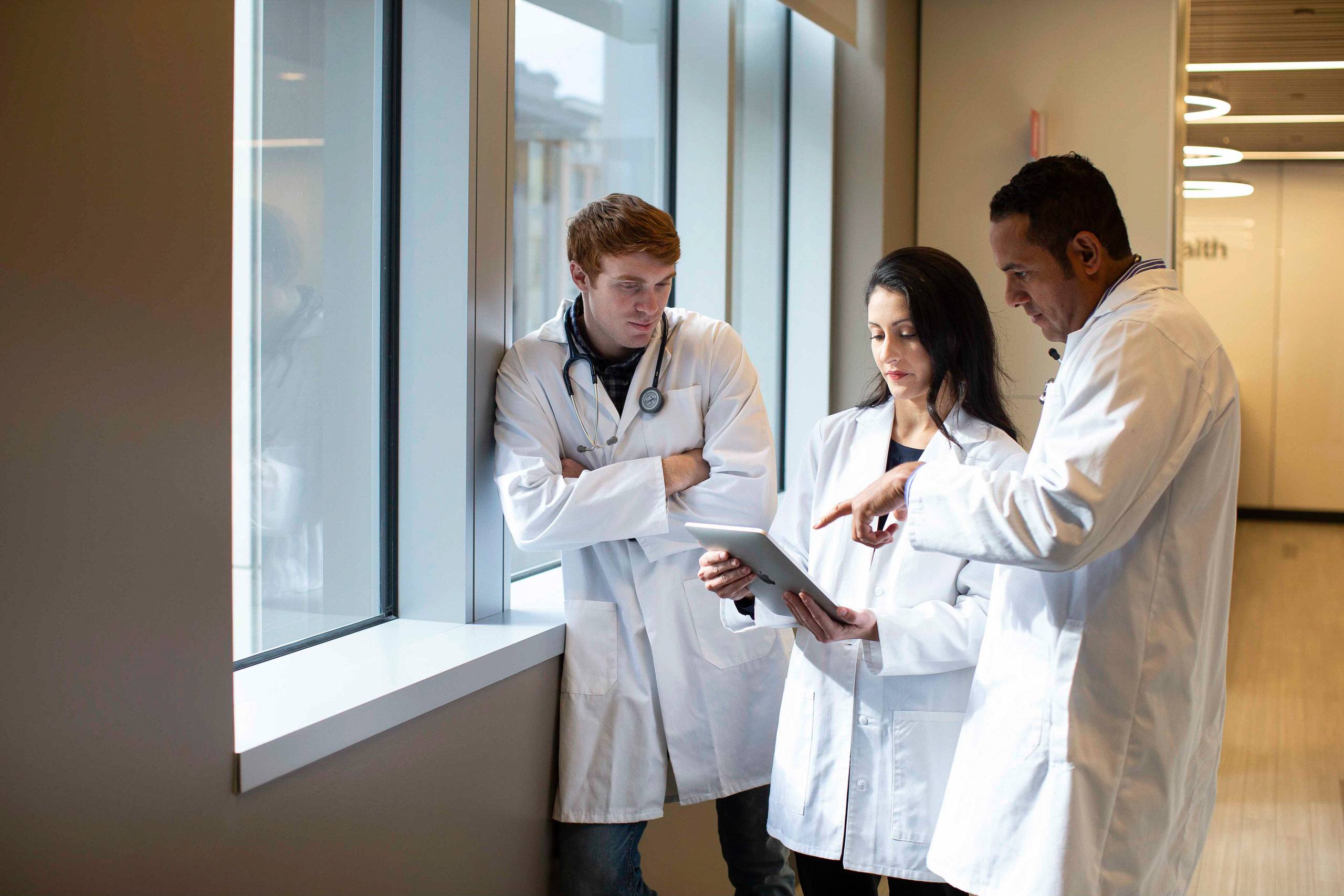 MixedRace_Group_Tablet_Medical_Leet_AH3R8786_img